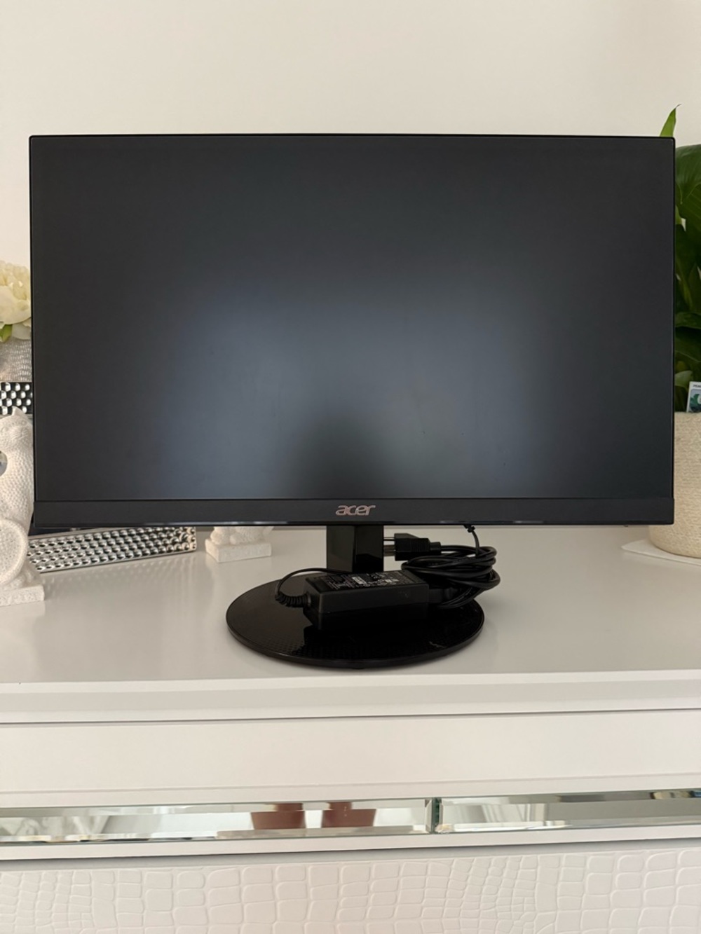 Acer Black LED Desktop Monitor with Glossy Round Stand